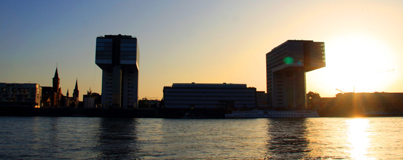 Kranenh&auml;user im Gegenlicht am Rhein in K&ouml;ln